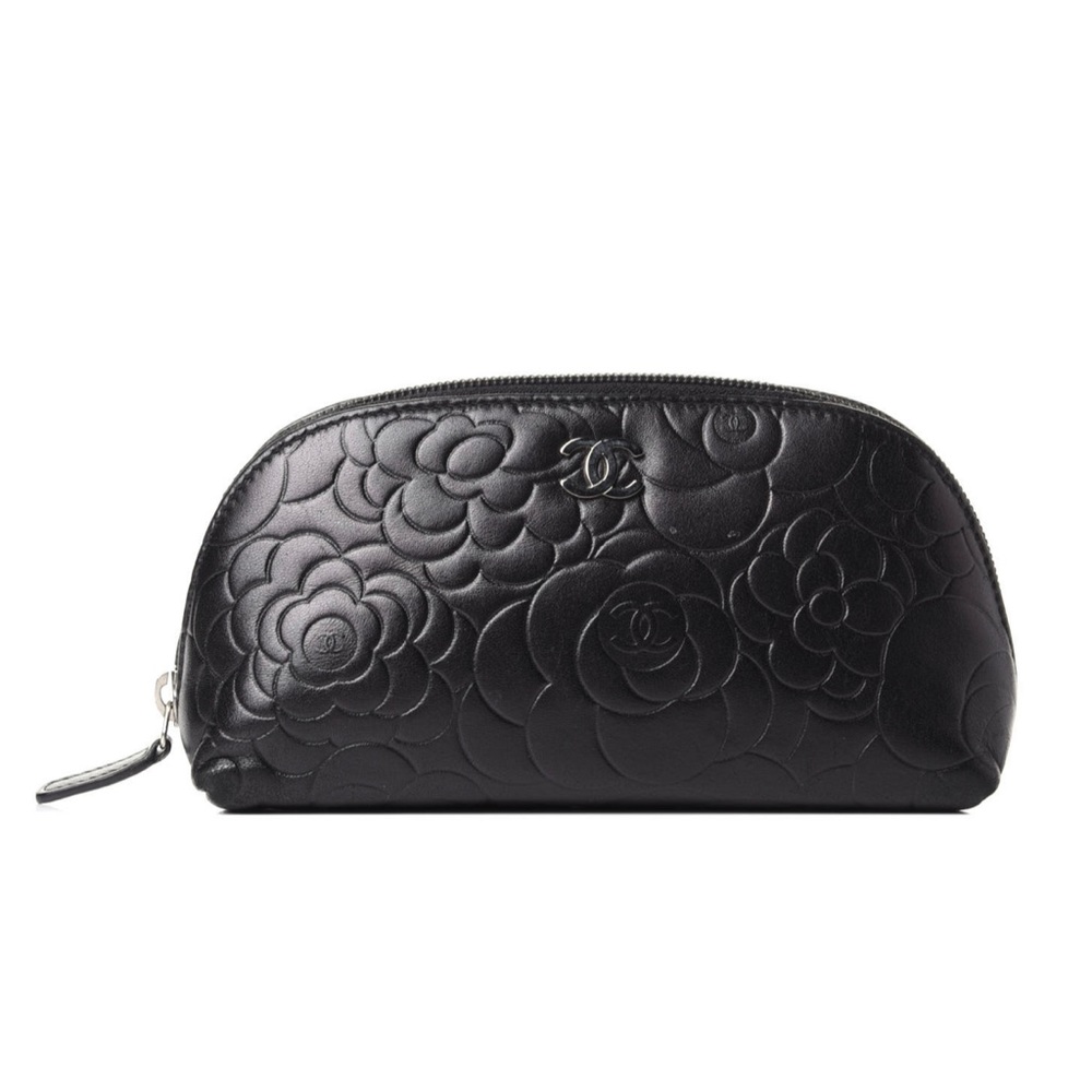 🖤🖤 CHANEL 🖤🖤
Lambskin Camellia Embossed
Cosmetic Case Black